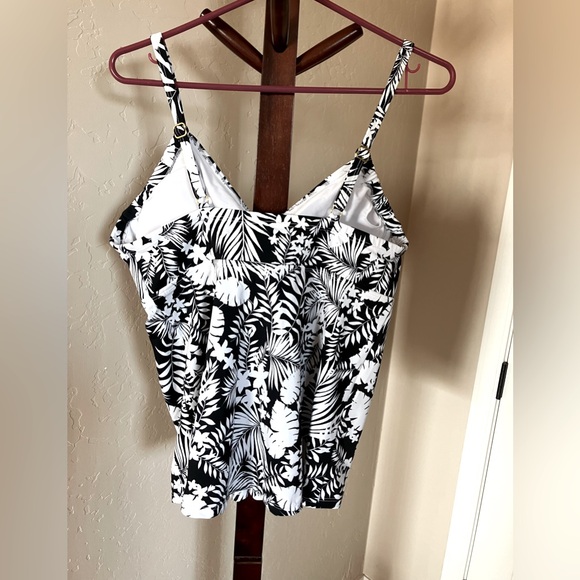 NWT Tankini Top from Swimsuits for All. Underwire bra. Size 12. - Picture 2 of 5